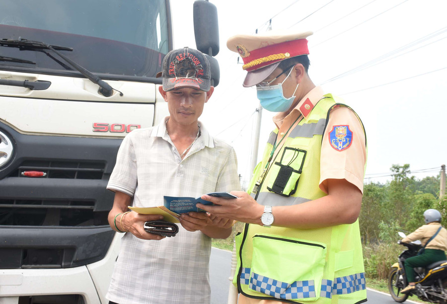 CSGT nhắc nhở, tuyên truyền lái xe thư báo cẩn trọng khi đi qua đèo Lò Xo. Ảnh: P.N CSGT nhắc nhở, tuyên truyền lái xe thư báo cẩn trọng khi đi qua đèo Lò Xo. Ảnh: P.N