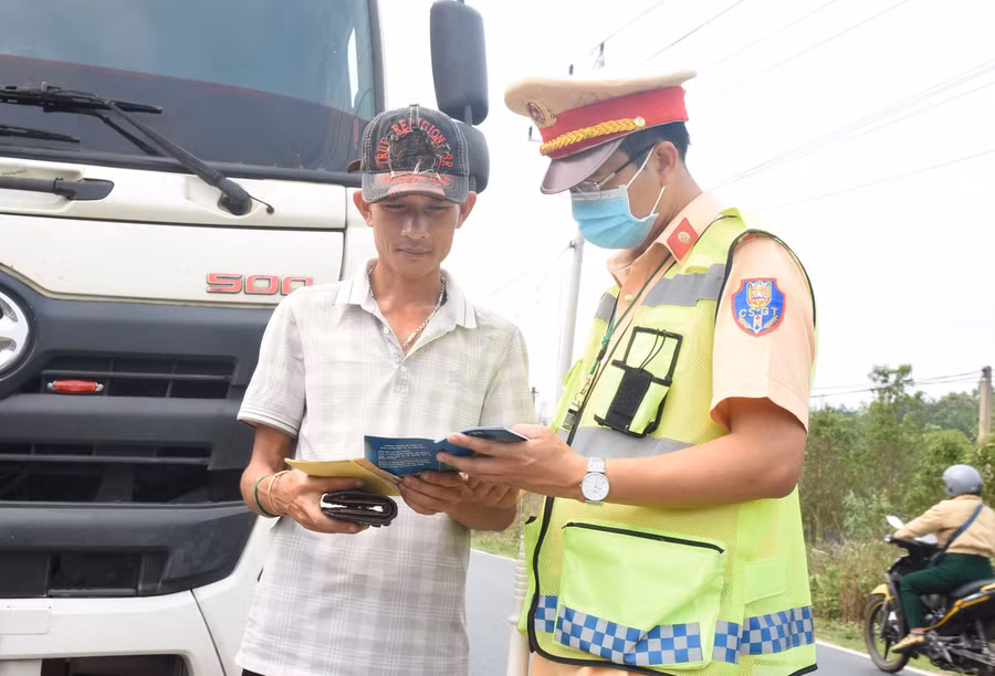 CSGT nhắc nhở, tuyên truyền lái xe thư báo cẩn trọng khi đi qua đèo Lò Xo. Ảnh: P.N