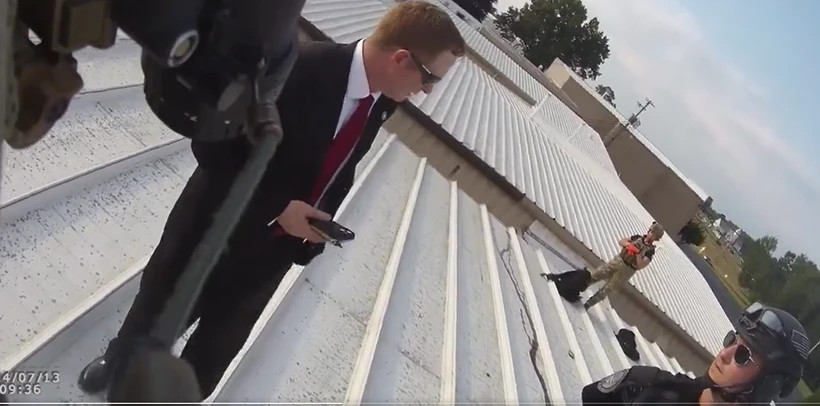 Đoạn video lấy từ camera gắn trên người (body cam) của một thành viên lực lượng phản ứng nhanh của quận Beaver, lực lượng tham gia vụ tiêu diệt kẻ ám sát ông Donald Trump. Đoạn video lấy từ camera gắn trên người (body cam) của một thành viên lực lượng phản ứng nhanh của quận Beaver, lực lượng tham gia vụ tiêu diệt kẻ ám sát ông Donald Trump.