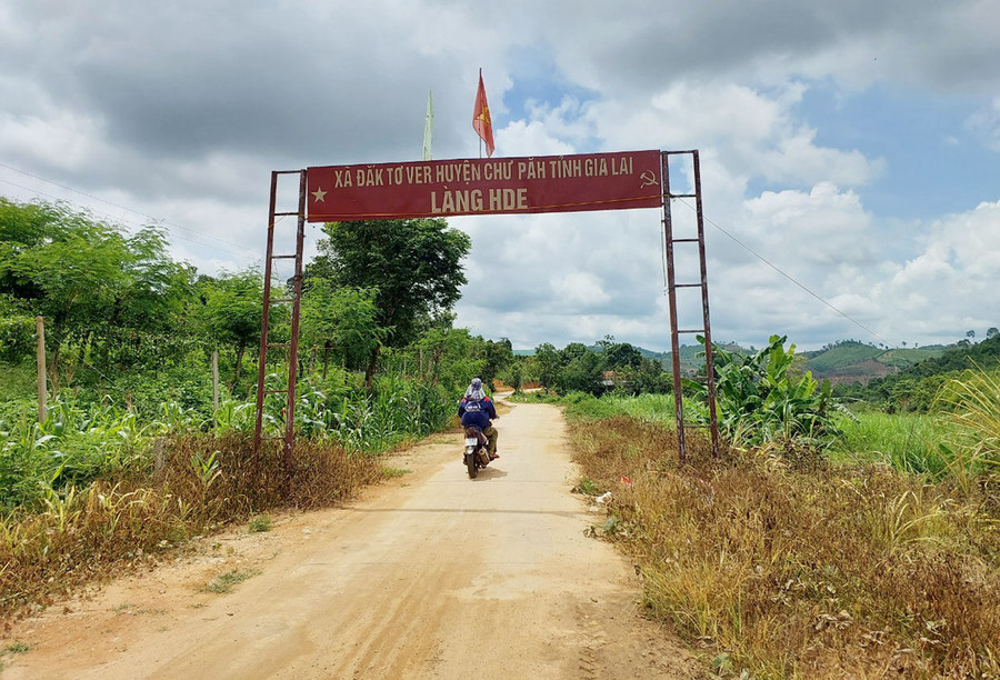 Đường vào làng Hde phải qua cầu treo dân sinh. Ảnh: Nguyễn Hồng Đường vào làng Hde phải qua cầu treo dân sinh. Ảnh: Nguyễn Hồng