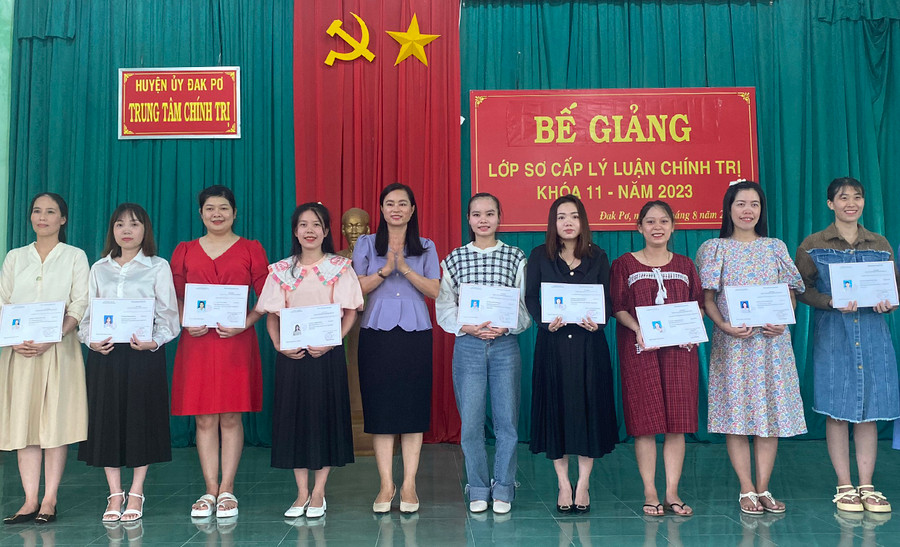 Trao chứng chỉ cho các học viên. Ảnh: Tuyết Mai Trao chứng chỉ cho các học viên. Ảnh: Tuyết Mai