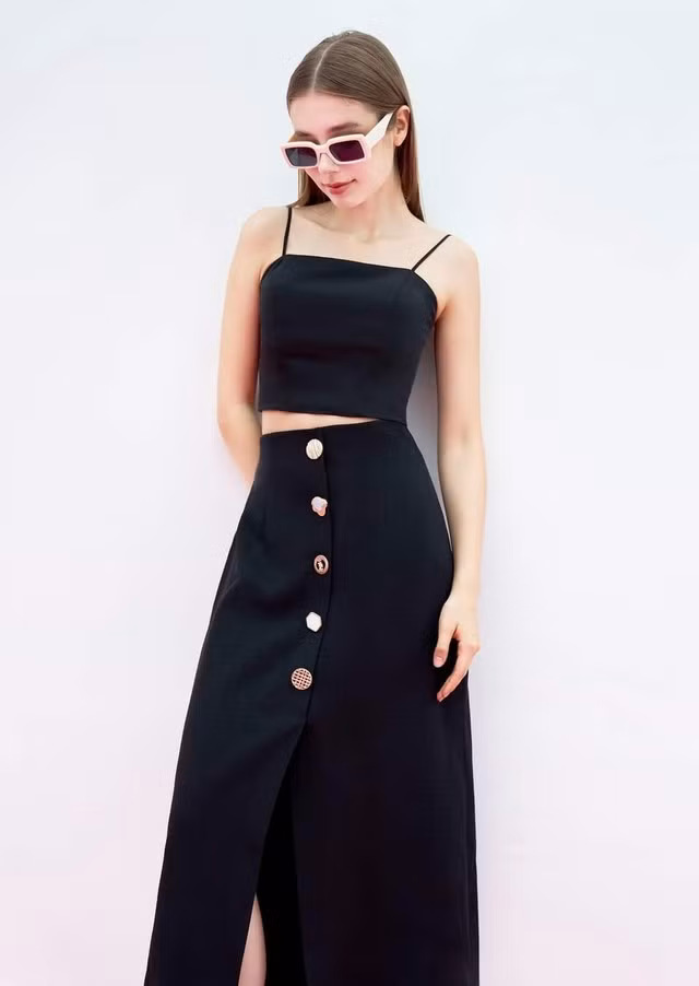 Nếu như sở hữu thân hình chuẩn hay vòng eo thon gọn thì combo áo hai dây dáng lửng trên eo mix cùng chân váy midi là bộ đôi hoàn hảo để bạn thêm vào list đồ mùa hè năm nay.