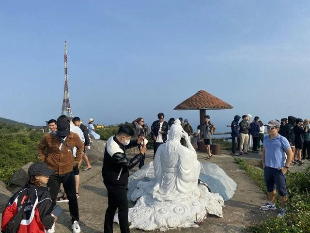 Chuyến thăm của tỉ phú Bill Gates đến đỉnh Bàn Cờ khẳng định sức hút rất lớn của bán đảo Sơn Trà đối với du khách trong và ngoài nước. Ảnh: THY PHƯỚC