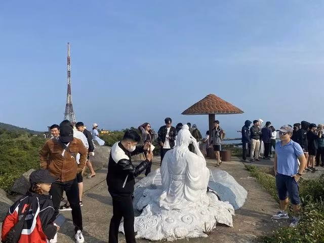 Chuyến thăm của tỉ phú Bill Gates đến đỉnh Bàn Cờ khẳng định sức hút rất lớn của bán đảo Sơn Trà đối với du khách trong và ngoài nước. Ảnh: THY PHƯỚC