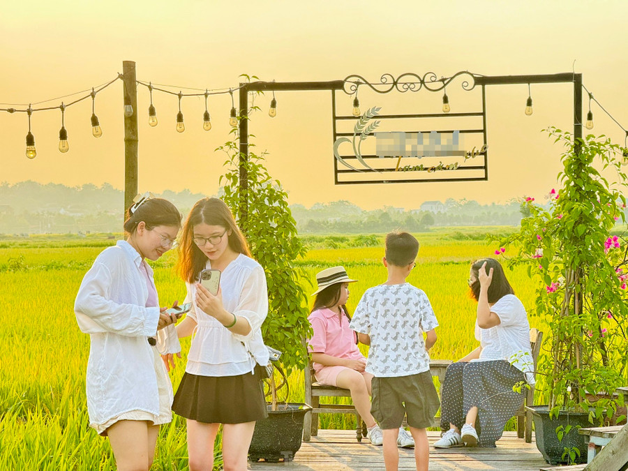 "Không gian thoải mái, thơ mộng lại được hòa mình với thiên nhiên khiến mình muốn quay lại quán cà phê này thêm nhiều lần nữa", Hoàng Lan hào hứng chia sẻ. "Không gian thoải mái, thơ mộng lại được hòa mình với thiên nhiên khiến mình muốn quay lại quán cà phê này thêm nhiều lần nữa", Hoàng Lan hào hứng chia sẻ.