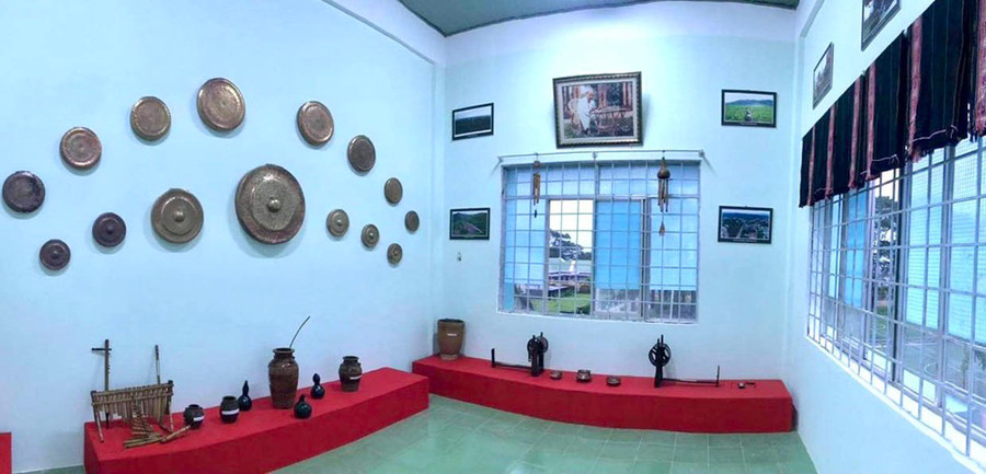 Các hiện vật tại Phòng Trưng bày văn hóa dân gian (huyện Mang Yang) được trưng bày chỉn chu, đẹp mắt. Ảnh: Lam Nguyên Các hiện vật tại Phòng Trưng bày văn hóa dân gian (huyện Mang Yang) được trưng bày chỉn chu, đẹp mắt. Ảnh: Lam Nguyên