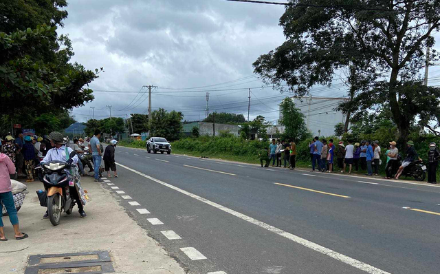 Cơ quan công an khám nghiệm hiện trường vụ hỗn chiến. Ảnh: N.X