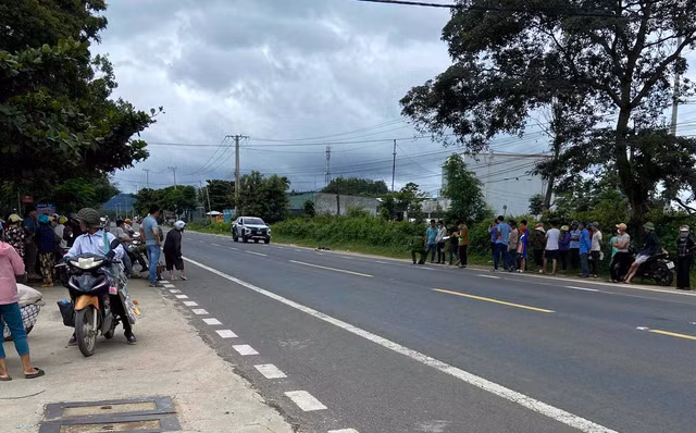 Cơ quan công an khám nghiệm hiện trường vụ hỗn chiến. Ảnh: N.X