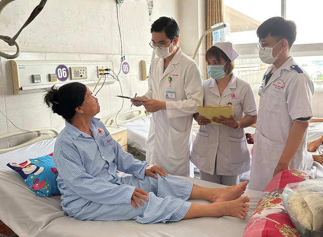 Một ngày sau ca mổ, bệnh nhân đã dần hồi phục, tiếp xúc tốt. Ảnh: Đình Tuyển