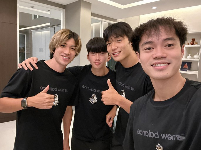 Văn Toàn cùng các đồng đội Seoul E-Land FC