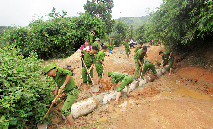 Đoàn viên, thanh niên Trại giam Gia Trung tu sửa đường liên thôn tại xã Ayun, huyện Mang Yang. Ảnh: H.P Đoàn viên, thanh niên Trại giam Gia Trung tu sửa đường liên thôn tại xã Ayun, huyện Mang Yang. Ảnh: H.P