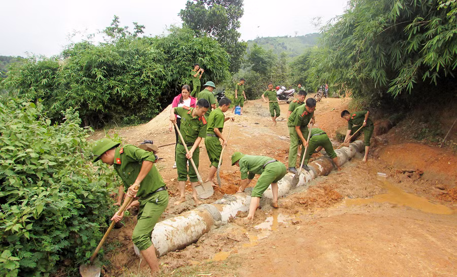Đoàn viên, thanh niên Trại giam Gia Trung tu sửa đường liên thôn tại xã Ayun, huyện Mang Yang. Ảnh: H.P