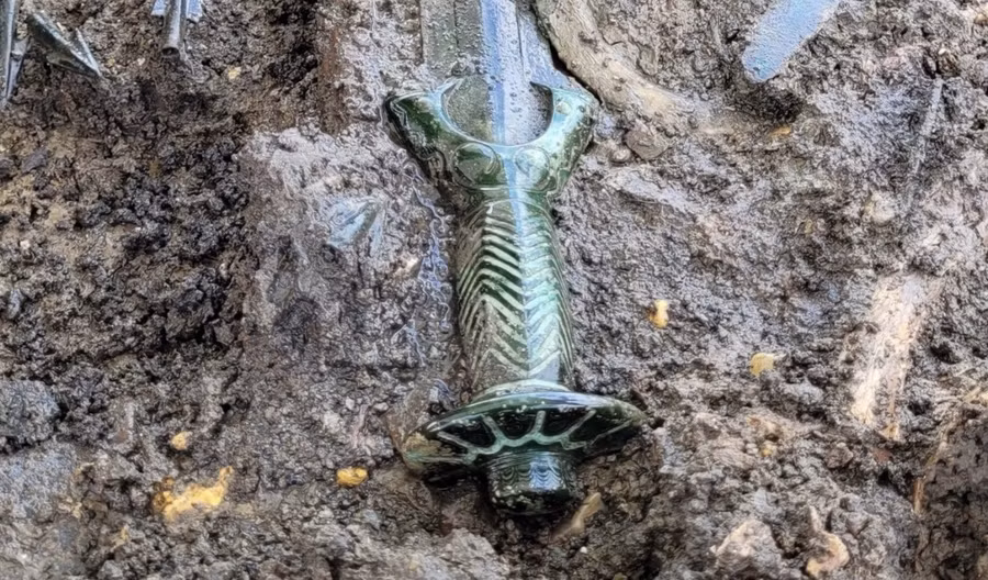 Phần chuôi thanh kiếm vẫn còn ánh xanh do tỉ lệ đồng cao. Ảnh: Twitter/Nina Willburger