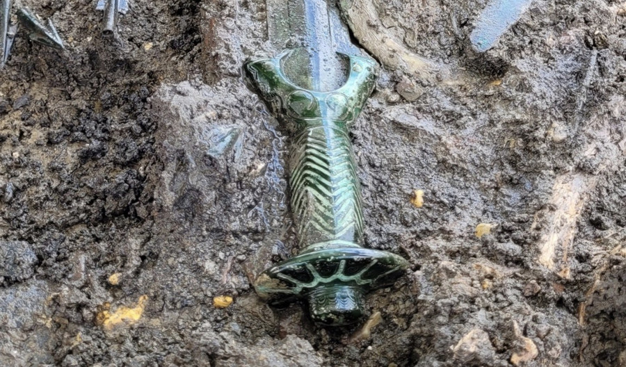 Phần chuôi thanh kiếm vẫn còn ánh xanh do tỉ lệ đồng cao. Ảnh: Twitter/Nina Willburger Phần chuôi thanh kiếm vẫn còn ánh xanh do tỉ lệ đồng cao. Ảnh: Twitter/Nina Willburger