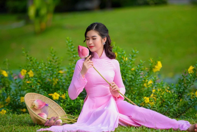 Người đẹp quê Đà Nẵng thạo 5 ngôn ngữ gồm Anh, Việt, Hàn, Nhật và Thái. Cô còn sở hữu giọng hát tốt, biết chơi các loại nhạc cụ như piano, guitar, trống và kèn melodica. Tuy nhiên, nữ sinh viên ngành Y đa khoa thừa nhận khuyết điểm của mình là kiệm lời và cho biết đang nỗ lực thay đổi trong thời gian tới. Ảnh: FBNV Người đẹp quê Đà Nẵng thạo 5 ngôn ngữ gồm Anh, Việt, Hàn, Nhật và Thái. Cô còn sở hữu giọng hát tốt, biết chơi các loại nhạc cụ như piano, guitar, trống và kèn melodica. Tuy nhiên, nữ sinh viên ngành Y đa khoa thừa nhận khuyết điểm của mình là kiệm lời và cho biết đang nỗ lực thay đổi trong thời gian tới. Ảnh: FBNV