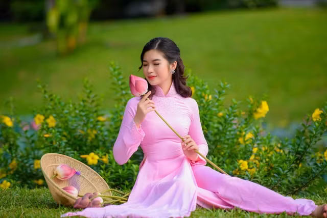 Người đẹp quê Đà Nẵng thạo 5 ngôn ngữ gồm Anh, Việt, Hàn, Nhật và Thái. Cô còn sở hữu giọng hát tốt, biết chơi các loại nhạc cụ như piano, guitar, trống và kèn melodica. Tuy nhiên, nữ sinh viên ngành Y đa khoa thừa nhận khuyết điểm của mình là kiệm lời và cho biết đang nỗ lực thay đổi trong thời gian tới. Ảnh: FBNV