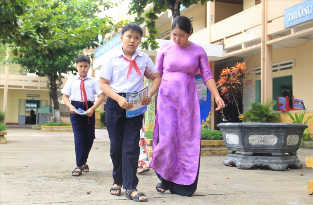 Bước đi khó nhọc nhưng hai em vẫn đến lớp đều đặn, năm lớp 5 còn được học sinh giỏi. Ảnh: Thanh Trần Bước đi khó nhọc nhưng hai em vẫn đến lớp đều đặn, năm lớp 5 còn được học sinh giỏi. Ảnh: Thanh Trần
