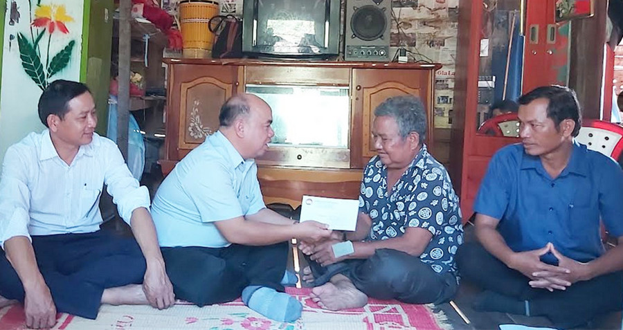 Ông Siu Trung-Phó Chủ tịch Ủy ban MTTQ Việt Nam tỉnh (thứ 2 từ trái sang) thăm ông Rơ Ô Bhot-buôn Du, xã Chư Rcăm, huyện Krông Pa là người uy tín tiêu biểu trong đồng bào DTTS. Ảnh: Ngọc Anh