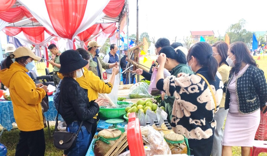 Tại phiên chợ Tết, các xã, thị trấn trưng bày, giới thiệu những mặt hàng đặc trưng của địa phương mình. Ảnh: Ngọc Minh