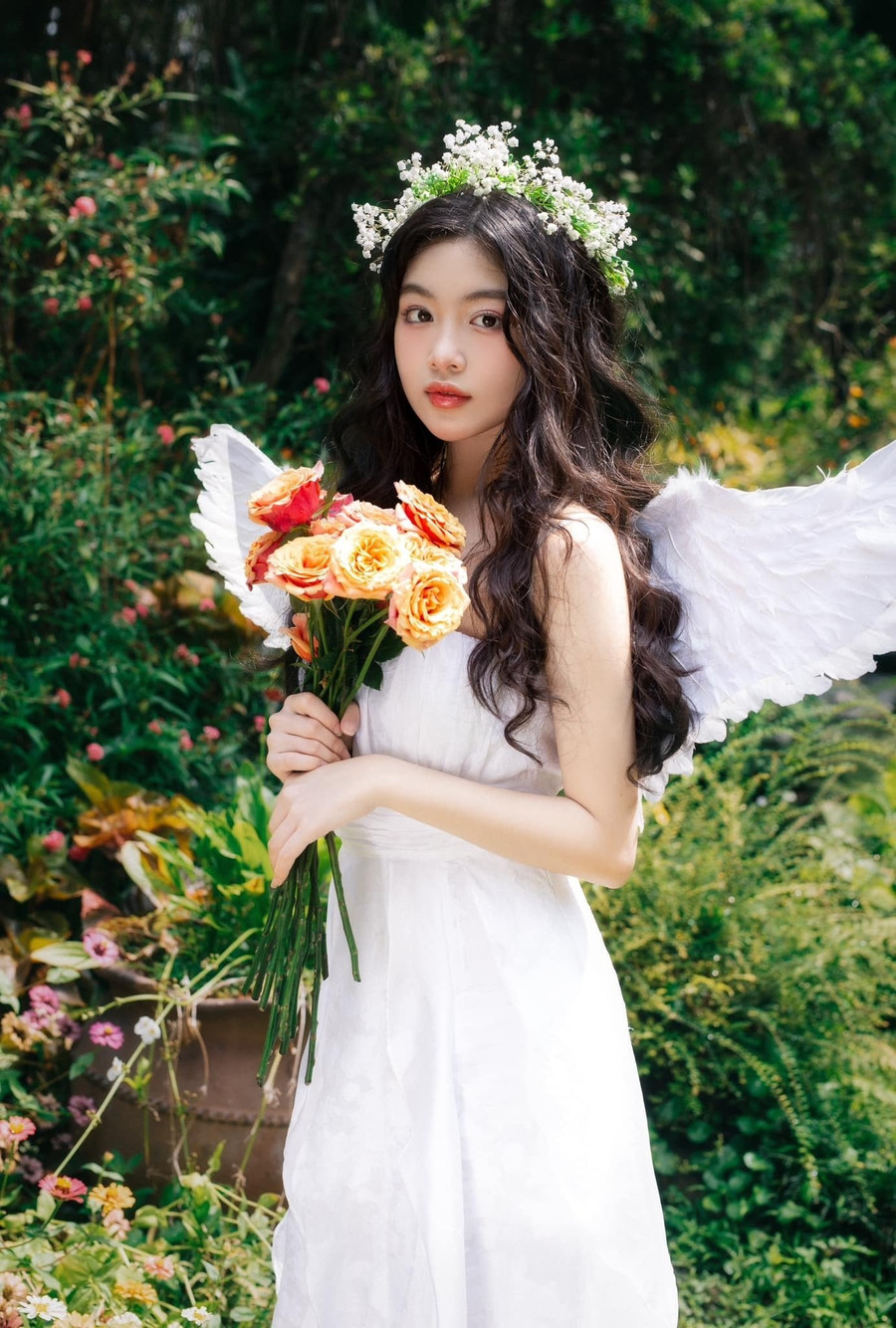 Trong bất cứ khuôn hình nào, Lọ Lem cũng tỏa sáng với vẻ đẹp tươi tắn, rạng ngời như 1 nàng thơ. Trong bất cứ khuôn hình nào, Lọ Lem cũng tỏa sáng với vẻ đẹp tươi tắn, rạng ngời như 1 nàng thơ.