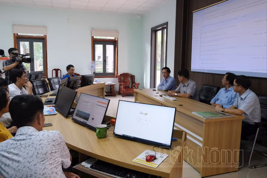 Đoàn công tác Báo Gia Lai tham quan, trải nghiệm tại tòa soạn hội tụ Báo Đắk Nông