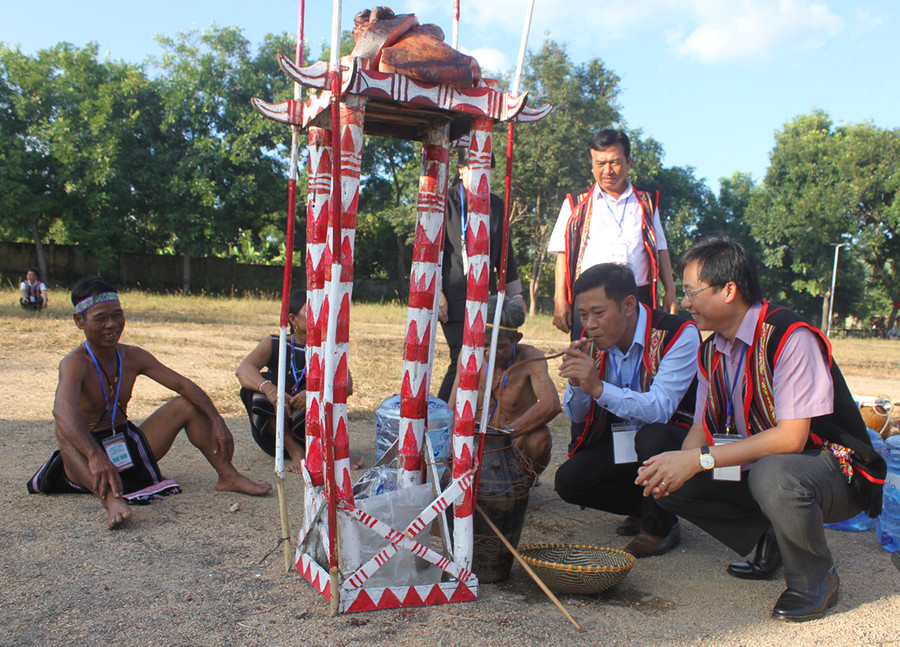 Các đại biểu uống rượu ghè chung vui với dân làng sau lễ cúng mừng nhà rông mới. Ảnh: Vũ Chi Các đại biểu uống rượu ghè chung vui với dân làng sau lễ cúng mừng nhà rông mới. Ảnh: Vũ Chi
