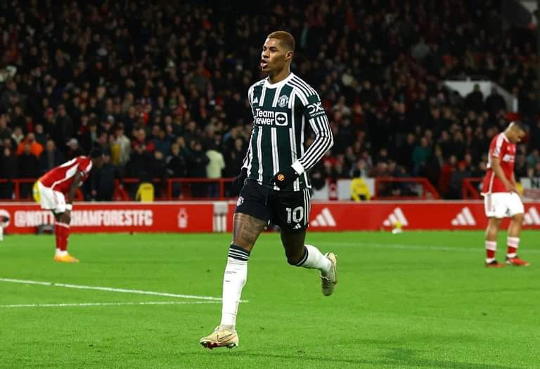 Bàn thắng của Rashford cũng bắt nguồn từ sai lầm của Nottingham. Ảnh: Getty Bàn thắng của Rashford cũng bắt nguồn từ sai lầm của Nottingham. Ảnh: Getty