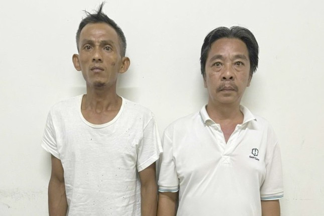 Đối tượng Tuấn (bên trái) và Hòa tại cơ quan công an. Ảnh: Công an cung cấp. Đối tượng Tuấn (bên trái) và Hòa tại cơ quan công an. Ảnh: Công an cung cấp.