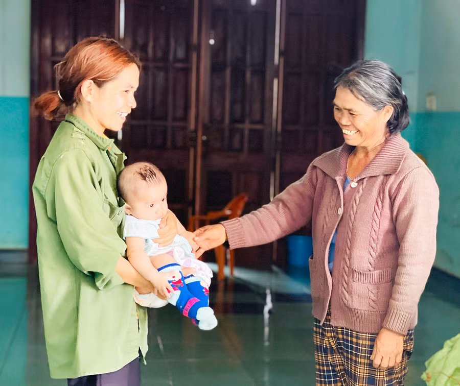 Chị Rơlan Blem luôn chia sẻ, giúp đỡ phụ nữ khó khăn trong làng. Ảnh: Mai Ka