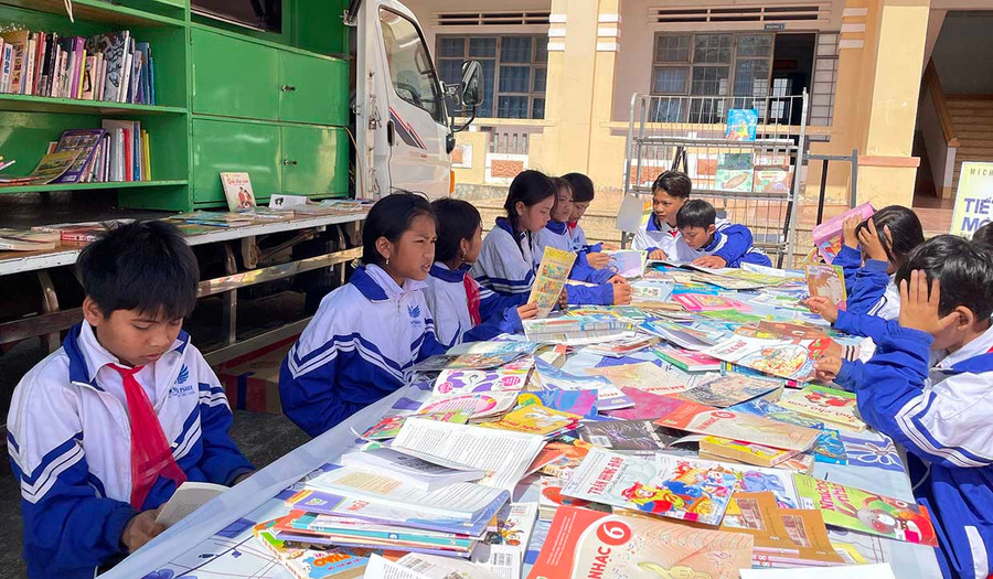 Các em học sinh rất thích thú với xe lưu động sách của Thư viện tỉnh Gia Lai. Ảnh: Tuyết Mai
