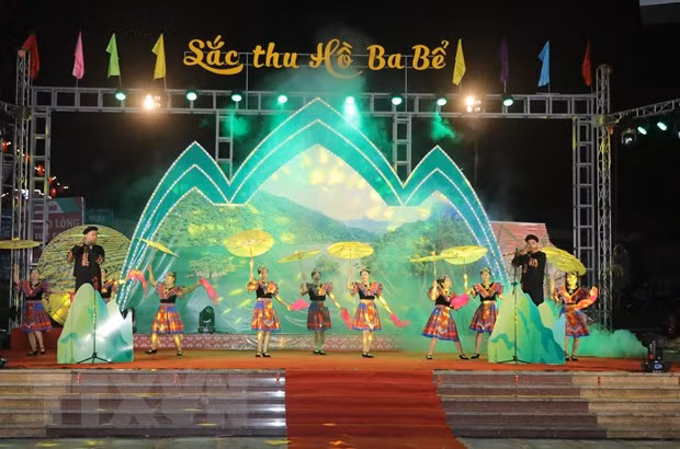 Biểu diễn văn nghệ tại Lễ Khai mạc sự kiện 'Sắc Thu hồ Ba Bể' 2023. (Ảnh: Vũ Hoàng Giang/TTXVN)