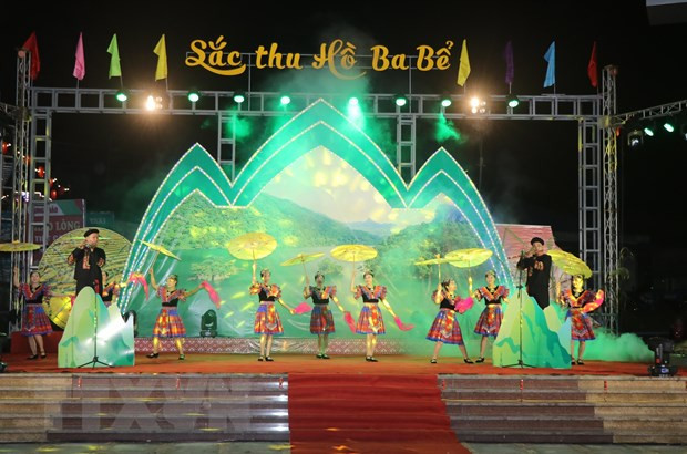 Biểu diễn văn nghệ tại Lễ Khai mạc sự kiện &apos;Sắc Thu hồ Ba Bể&apos; 2023. (Ảnh: Vũ Hoàng Giang/TTXVN)