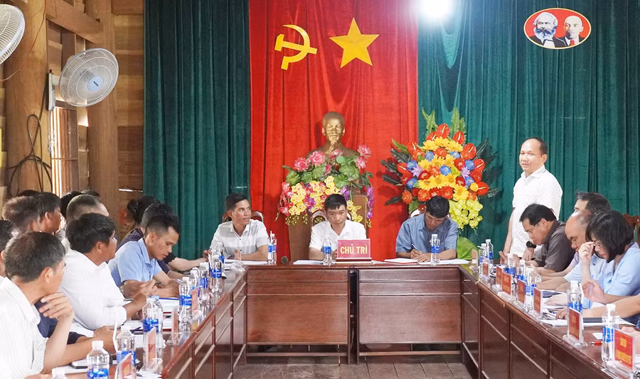 Quang cảnh buổi sinh hoạt chi bộ tại làng Srắt. Ảnh: Đức Thụy