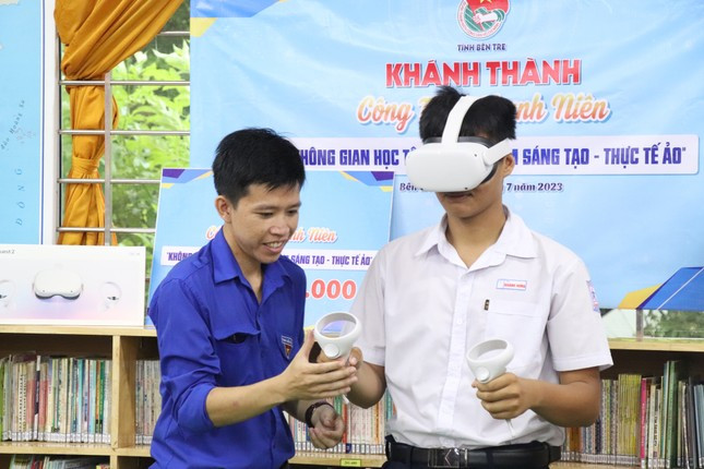 Bạn trẻ trải nghiệm không gian sáng tạo - thực tế ảo do Cụm đồng bằng Sông Tiền trao tặng