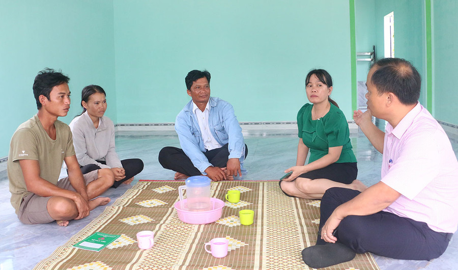 Vợ chồng anh Siu Sen (bìa trái) phấn khởi khi được Nhà nước hỗ trợ làm được ngôi nhà kiên cố, ổn định cuộc sống. Ảnh: Nguyễn Quang