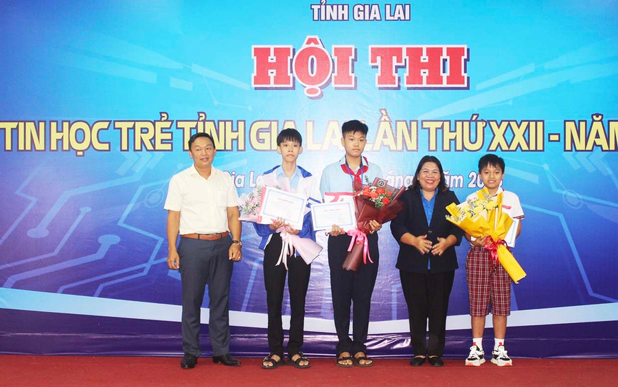 Ban tổ chức trao giải nhất cho thí sinh của các bảng thi. Ảnh: Phan Lài