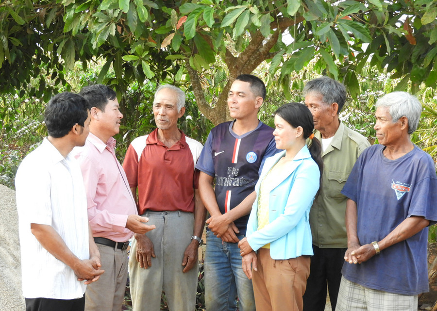 Trao đổi về công tác thực hiện Cuộc vận động “Làm thay đổi nếp nghĩ, cách làm trong đồng bào DTTS để từng bước vươn lên thoát nghèo bền vững” tại xã Hà Bầu. Ảnh: Thanh Nhật Trao đổi về công tác thực hiện Cuộc vận động “Làm thay đổi nếp nghĩ, cách làm trong đồng bào DTTS để từng bước vươn lên thoát nghèo bền vững” tại xã Hà Bầu. Ảnh: Thanh Nhật