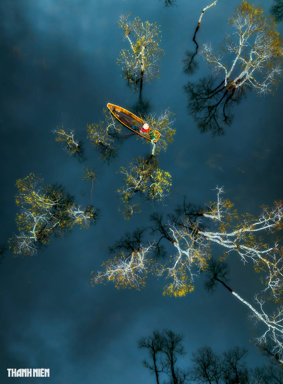 Nhiếp ảnh gia Lê Huy Anh chụp bức Ông lái đò tại rừng chò ngập nước trên hồ Tuyền Lâm vào cuối tháng 11.2022. Đây hồ nước ngọt rộng nhất Đà Lạt, cách trung tâm thành phố khoảng 7 km theo hướng quốc lộ 20 lên đèo Prenn. Ảnh: LÊ HUY ANH Nhiếp ảnh gia Lê Huy Anh chụp bức Ông lái đò tại rừng chò ngập nước trên hồ Tuyền Lâm vào cuối tháng 11.2022. Đây hồ nước ngọt rộng nhất Đà Lạt, cách trung tâm thành phố khoảng 7 km theo hướng quốc lộ 20 lên đèo Prenn. Ảnh: LÊ HUY ANH