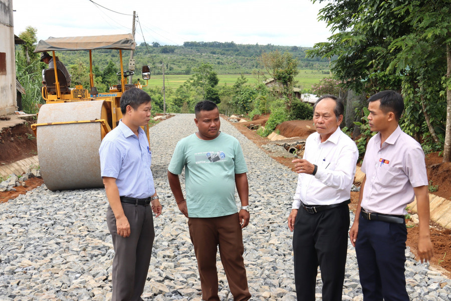 Con đường nông thôn mới đang được thi công và hoàn thiện nhờ sự góp sức của bà con giáo dân buôn Dlung 1A, phường Thống Nhất, thị xã Buôn Hồ.
