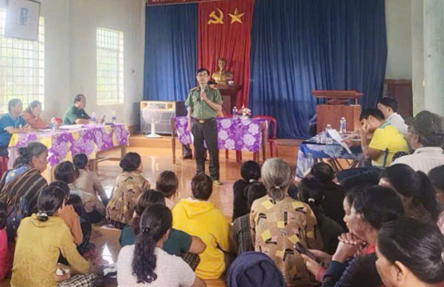 Công an huyện Đức Cơ tuyên truyền pháp luật cho người dân trên địa bàn. Ảnh: R.H Công an huyện Đức Cơ tuyên truyền pháp luật cho người dân trên địa bàn. Ảnh: R.H