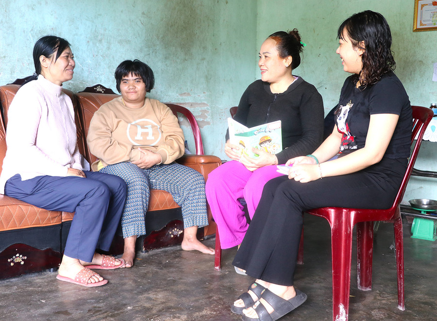 Đại diện chi hội phụ nữ, tổ tiết kiệm và vay vốn tổ 5 (bên phải, phường Tây Sơn, thị xã An Khê) thăm hỏi, kiểm tra tình hình sử dụng vốn của hộ dân trên địa bàn. Ảnh: Ngọc Minh