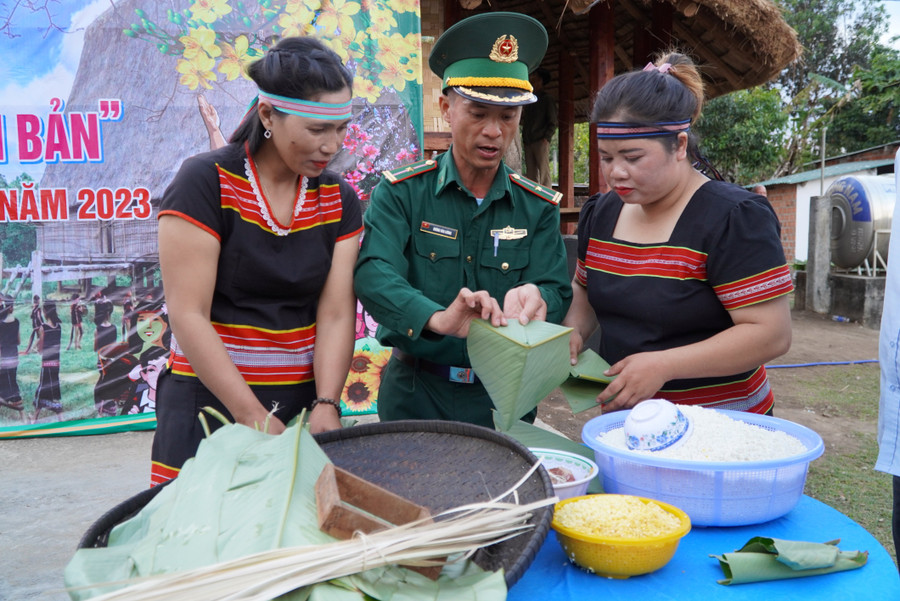 Bộ đội Biên phòng hướng dẫn bà con gói bánh chưng. Ảnh: DN Bộ đội Biên phòng hướng dẫn bà con gói bánh chưng. Ảnh: DN