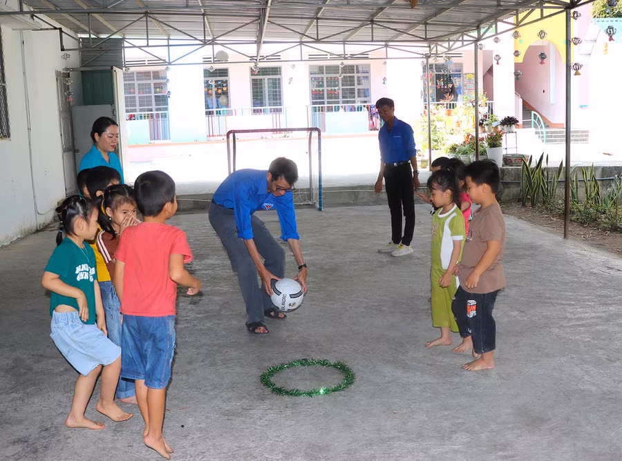 Năm 2023, Đoàn xã Tân An hỗ trợ Trường Mẫu giáo Sơn Ca xây dựng công trình khu vui thoáng mát, rộng rãi cho học sinh, không sợ nắng mưa. Ảnh: Ngọc Minh Năm 2023, Đoàn xã Tân An hỗ trợ Trường Mẫu giáo Sơn Ca xây dựng công trình khu vui thoáng mát, rộng rãi cho học sinh, không sợ nắng mưa. Ảnh: Ngọc Minh