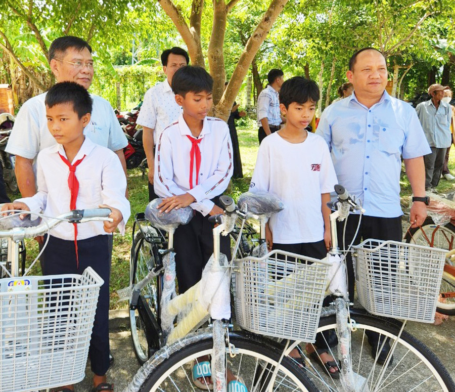Phó Bí thư Tỉnh ủy Rah Lan Chung (bên phải) tặng xe đạp cho 10 em học sinh nghèo, vượt khó của xã Krông Năng. Ảnh: Ngọc Sang Phó Bí thư Tỉnh ủy Rah Lan Chung (bên phải) tặng xe đạp cho 10 em học sinh nghèo, vượt khó của xã Krông Năng. Ảnh: Ngọc Sang