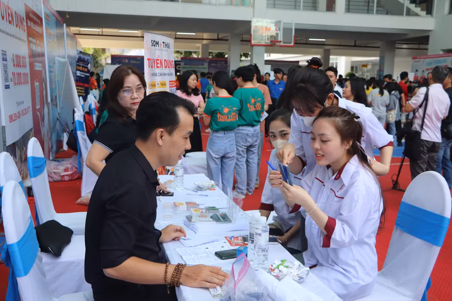 Tăng lương sẽ giúp người lao động có thêm động lực làm việc. Ảnh PHÚC KHA