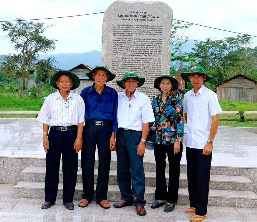Ông Biện Ngọc Kinh (bìa trái) và ông Nguyễn Minh Đồng (ở giữa) cùng đồng đội chụp ảnh lưu niệm trước Bia di tích lịch sử Ban Tuyên huấn Tỉnh ủy tại làng Tăng Lăng, xã Krong, huyện Kbang (ảnh nhân vật cung cấp). Ông Biện Ngọc Kinh (bìa trái) và ông Nguyễn Minh Đồng (ở giữa) cùng đồng đội chụp ảnh lưu niệm trước Bia di tích lịch sử Ban Tuyên huấn Tỉnh ủy tại làng Tăng Lăng, xã Krong, huyện Kbang (ảnh nhân vật cung cấp).