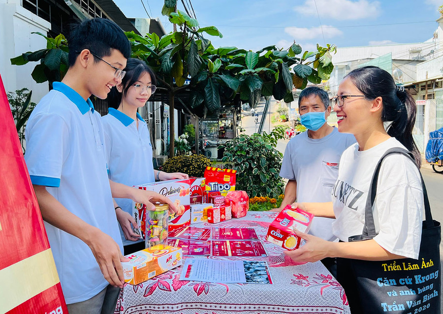 Em Đinh Lê Hoàng Khang (bìa trái) luôn ân cần, trách nhiệm khi tham gia các chiến dịch tình nguyện do nhóm từ thiện Fly To Sky tổ chức. Ảnh: Minh Nhật Em Đinh Lê Hoàng Khang (bìa trái) luôn ân cần, trách nhiệm khi tham gia các chiến dịch tình nguyện do nhóm từ thiện Fly To Sky tổ chức. Ảnh: Minh Nhật
