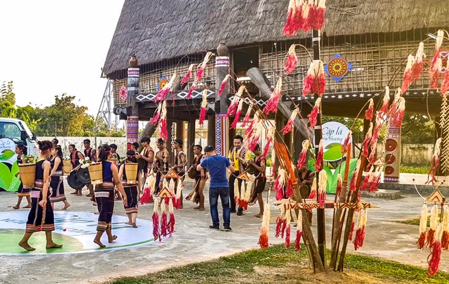 Các nghi thức, lễ hội bên nhà rông truyền thống. Ảnh: H.T Các nghi thức, lễ hội bên nhà rông truyền thống. Ảnh: H.T