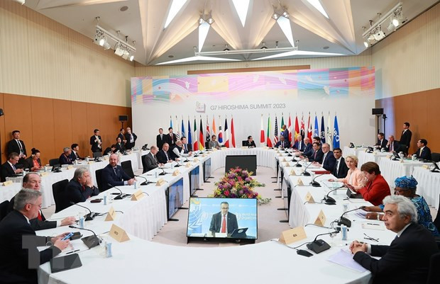 Thủ tướng Phạm Minh Chính và trưởng đoàn các nước tham dự phiên thảo luận “Cùng hợp tác giải quyết đa khủng hoảng”. (Ảnh: Dương Giang/TTXVN)