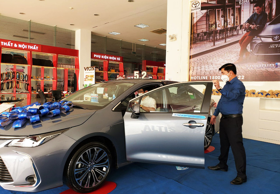 Hệ thống dịch vụ thuế điện tử đã tạo thuận lợi cho việc kê khai lệ phí trước bạ đối với ô tô, xe máy đăng ký lần đầu. Ảnh: Sơn Ca